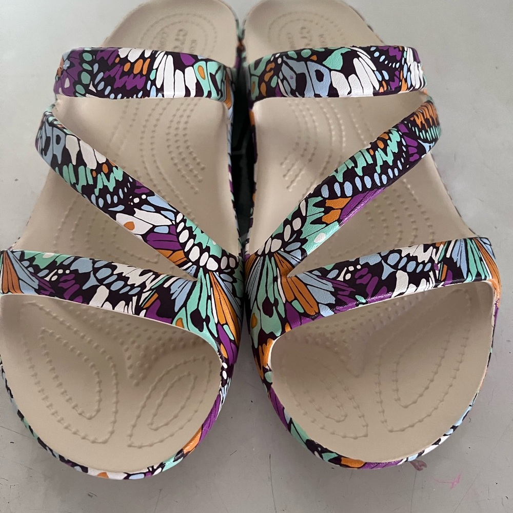 Women’s Crocs sandals.. Light weight. Beautiful casual style.